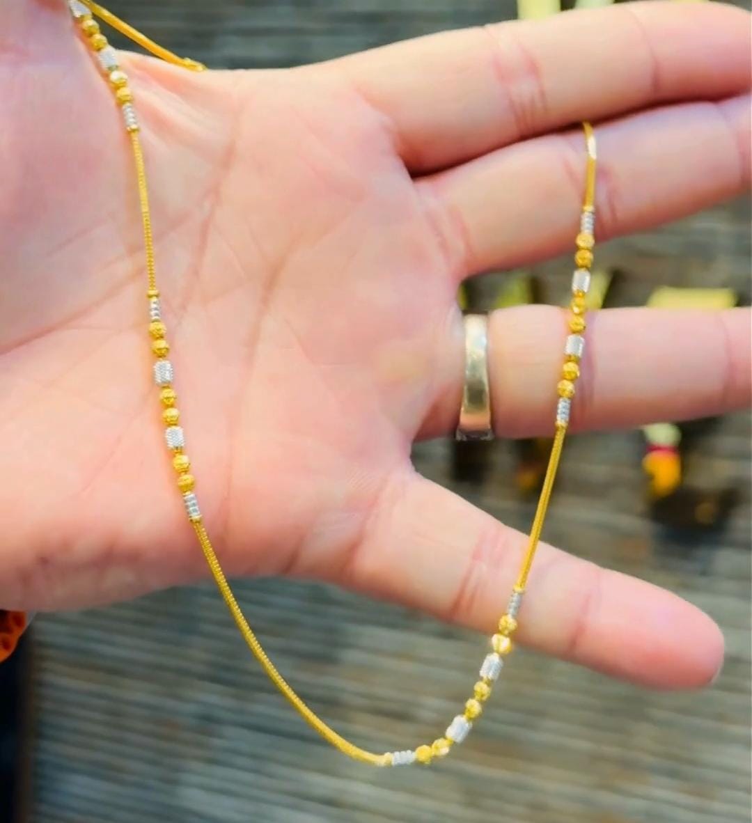WOMEN CHAIN